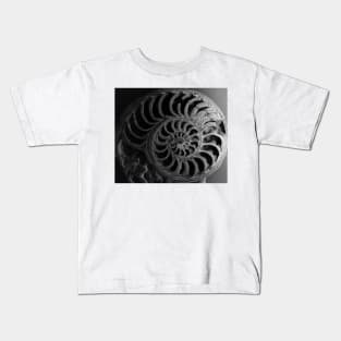 Ammonoid. Sedgwick Museum of Earth Sciences, Cambridge, UK Kids T-Shirt